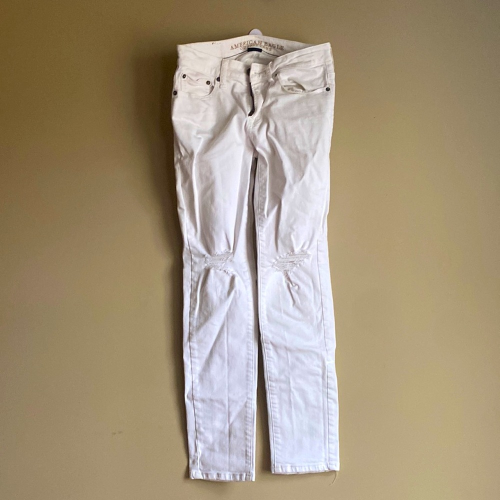 AE outfitters Men’s white ripped jeans. Waist 28 x 30